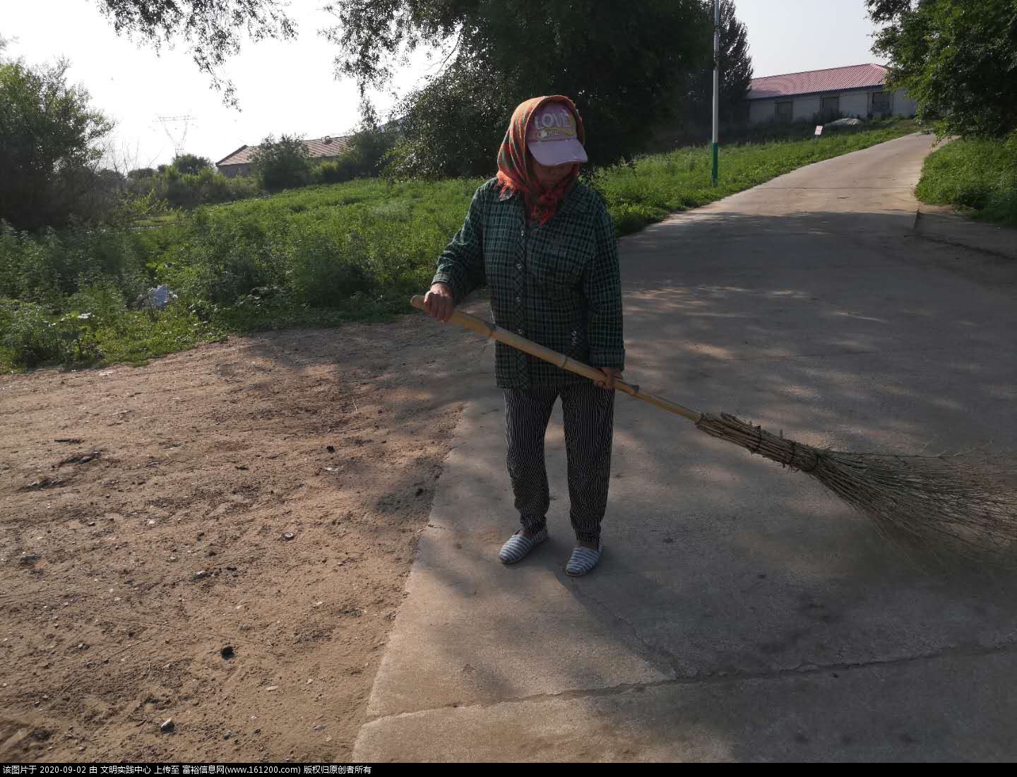 周三村志愿者开展环境卫生整治.jpg